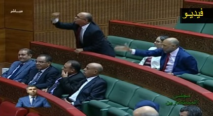 شاهدوا نوابا يثورون داخل البرلمان في وجه وزير حقوق الإنسان بسبب فيديو الزفزافي وقمع المحتجين شاهدوا نوابا يثورون داخل البرلمان في وجه وزير حقوق الإنسان بسبب فيديو الزفزافي وقمع المحتجين