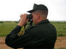 الجيش الجزائري يخفف المراقبة على الحدود مع المغرب الجيش الجزائري يخفف المراقبة على الحدود مع المغرب