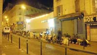 الصلاة الليلية للمسلمين في الشوارع تدهش الباريسيين