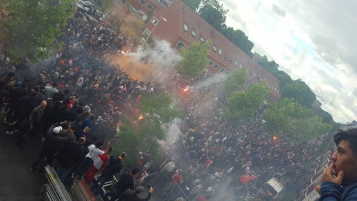 مئات الهولنديين يحتشدون أمام منزل اللاعب الريفي "نوري" لمواساته بعد وعكة فجائية خطيرة أنهت حلمه الكروي مئات الهولنديين يحتشدون أمام منزل اللاعب الريفي "نوري" لمواساته بعد وعكة فجائية خطيرة أنهت حلمه الكروي