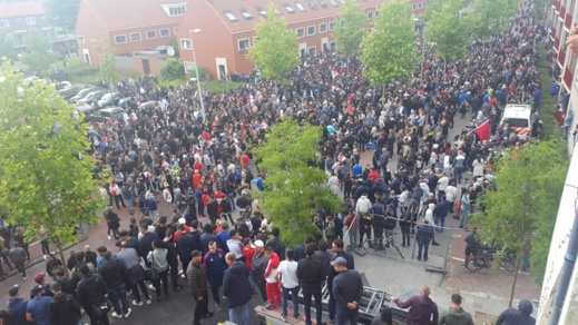 مئات الهولنديين يحتشدون أمام منزل اللاعب الريفي "نوري" لمواساته بعد وعكة فجائية خطيرة أنهت حلمه الكروي مئات الهولنديين يحتشدون أمام منزل اللاعب الريفي "نوري" لمواساته بعد وعكة فجائية خطيرة أنهت حلمه الكروي