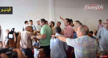 مثير بالفيديو: مداخلة ناشط تثير حفيظة الحاضرين لعرض نبيلة منيب فأجبروه على مغادرة القاعة بالناظور مثير بالفيديو: مداخلة ناشط تثير حفيظة الحاضرين لعرض نبيلة منيب فأجبروه على مغادرة القاعة بالناظور