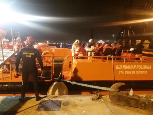 بالفيديو.. شاهدوا لحظات إقتحام مهاجرين لجزيرة مار الخاضعة للسيادة الإسبانية قبالة سواحل الحسيمة بالفيديو.. شاهدوا لحظات إقتحام مهاجرين لجزيرة مار الخاضعة للسيادة الإسبانية قبالة سواحل الحسيمة