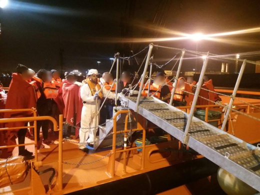 بالفيديو.. شاهدوا لحظات إقتحام مهاجرين لجزيرة مار الخاضعة للسيادة الإسبانية قبالة سواحل الحسيمة بالفيديو.. شاهدوا لحظات إقتحام مهاجرين لجزيرة مار الخاضعة للسيادة الإسبانية قبالة سواحل الحسيمة