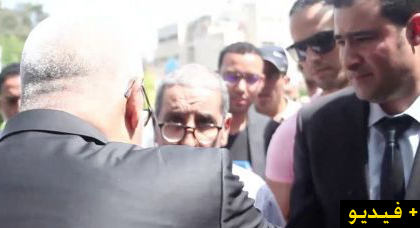 شاهدوا لحظة إعتداء حارس ابن كيران على صحافي مغربي صباح اليوم بالرباط شاهدوا لحظة إعتداء حارس ابن كيران على صحافي مغربي صباح اليوم بالرباط
