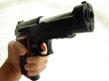 ضابط من الديستي يشهر مسدسه بالعروي ضابط من الديستي يشهر مسدسه بالعروي