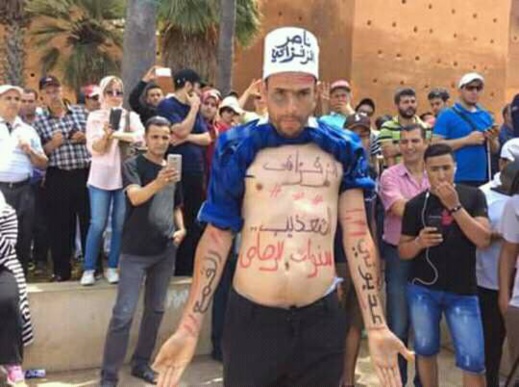 مشارك يتضامن بطريقته الخاصة مع ناصر الزفزافي يستأثر بإهتمام المشاركين في مسيرة الرباط مشارك يتضامن بطريقته الخاصة مع ناصر الزفزافي يستأثر بإهتمام المشاركين في مسيرة الرباط