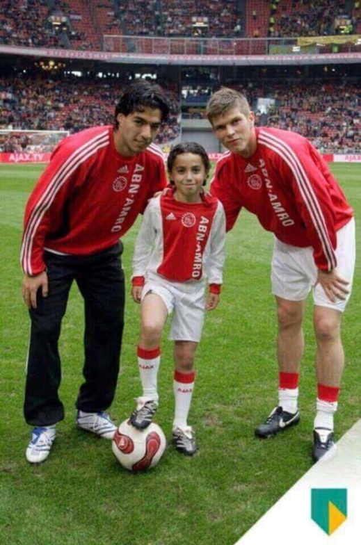 صورة من الأرشيف تؤرخ عشق اللاعب الريفي "نوري" لـ"أجاكس" ونجومها منذ نعومة أظافره صورة من الأرشيف تؤرخ عشق اللاعب الريفي "نوري" لـ"أجاكس" ونجومها منذ نعومة أظافره