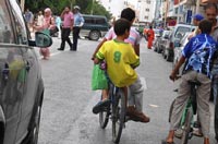 أطفال الناظور يبيعون المناديل والأكياس البلاستيكية لشراء الأدوات المدرسية و ملابس العيد أطفال الناظور يبيعون المناديل والأكياس البلاستيكية لشراء الأدوات المدرسية و ملابس العيد
