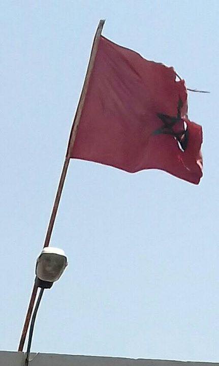 نشطاء يسخرون من بلدية العروي بعد تركها للعلم الوطني شبه ممزق على بنايتها نشطاء يسخرون من بلدية العروي بعد تركها للعلم الوطني شبه ممزق على بنايتها