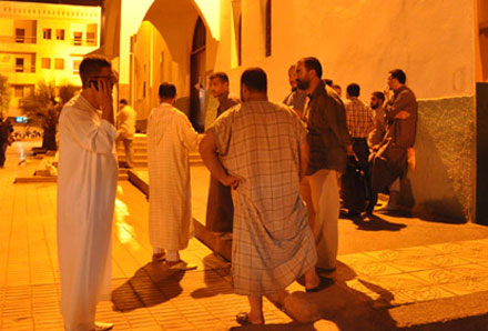 السلطة تُحاصر عشر عدليين وتقنعهم بإلغاء اعتكافهم بمسجد الخطابي بالنّاظور السلطة تُحاصر عشر عدليين وتقنعهم بإلغاء اعتكافهم بمسجد الخطابي بالنّاظور