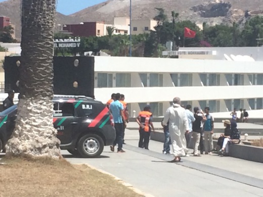 قبل انطلاق المسيرة.. الأمن يحقق مع كل من يحمل العلم الأمازيغي أو لافتة في شوارع الحسيمة قبل انطلاق المسيرة.. الأمن يحقق مع كل من يحمل العلم الأمازيغي أو لافتة في شوارع الحسيمة