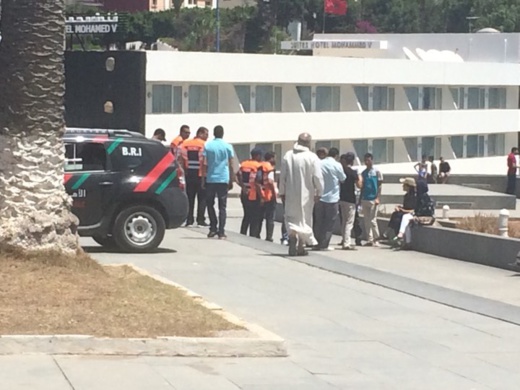 قبل انطلاق المسيرة.. الأمن يحقق مع كل من يحمل العلم الأمازيغي أو لافتة في شوارع الحسيمة قبل انطلاق المسيرة.. الأمن يحقق مع كل من يحمل العلم الأمازيغي أو لافتة في شوارع الحسيمة