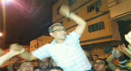 مصادر صحفية: عناصر الأمن توقف الإعلامي حميد المهداوي بمدينة الحسيمة مصادر صحفية: عناصر الأمن توقف الإعلامي حميد المهداوي بمدينة الحسيمة