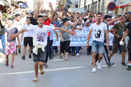 الجالية تسجل حضورها في مسيرة 20 يوليوز ... والأمن يفرق المتظاهرين باستعمال الغاز المدمع الجالية تسجل حضورها في مسيرة 20 يوليوز ... والأمن يفرق المتظاهرين باستعمال الغاز المدمع