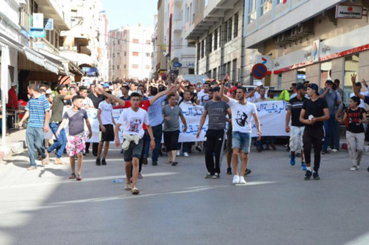 الجالية تسجل حضورها في مسيرة 20 يوليوز ... والأمن يفرق المتظاهرين باستعمال الغاز المدمع