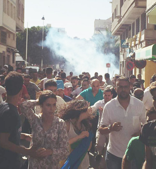 الجالية تسجل حضورها في مسيرة 20 يوليوز ... والأمن يفرق المتظاهرين باستعمال الغاز المدمع
