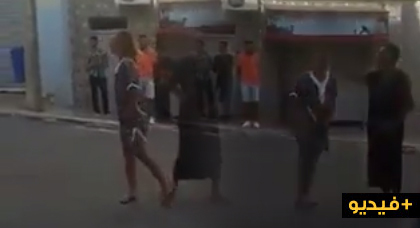 مسيرة 20 يوليوز.. سائحة فرنسية غاضبة على رجال الأمن بعد إصابتها باختناق بسبب الغازات المسيلة للدموع مسيرة 20 يوليوز.. سائحة فرنسية غاضبة على رجال الأمن بعد إصابتها باختناق بسبب الغازات المسيلة للدموع
