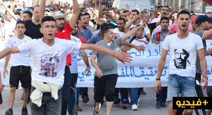 مئات النشطاء يرددون شعار "الموت ولا المذلة" في مسيرة حاشدة بالحسيمة مئات النشطاء يرددون شعار "الموت ولا المذلة" في مسيرة حاشدة بالحسيمة