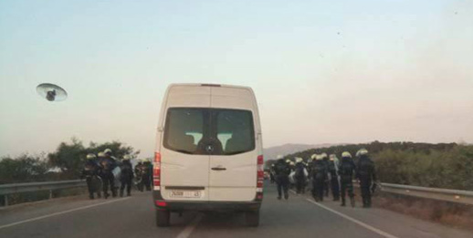غلق الطريق الساحلية بين الحسيمة و الناظور بسبب مواجهات بين متظاهرين وقوات الأمن