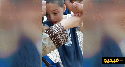 شاهدوا لحظة إختناق طفل وسط مسيرة الحسيمة ووالدته تصب جام غضبها على القوات العمومية شاهدوا لحظة إختناق طفل وسط مسيرة الحسيمة ووالدته تصب جام غضبها على القوات العمومية
