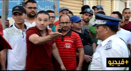 مواطن يرفض تصويره ويدخل في شنآن مع الضابط الذي تلا قرار منع مسيرة الحسيمة مواطن يرفض تصويره ويدخل في شنآن مع الضابط الذي تلا قرار منع مسيرة الحسيمة