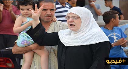 سيدة مسنة تتفاعل بتأثر مع المتظاهرين في الحسيمة في مشهد لافت للأنظار