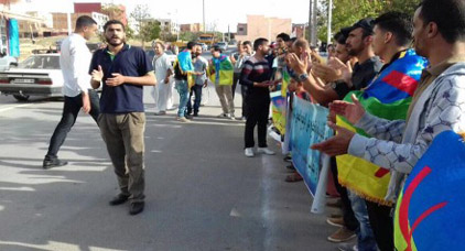 سلطات الحسيمة تعتقل ناشطاً في لجنة "حراك الناظور" بعد مشاركته في مسيرة 20 يوليوز سلطات الحسيمة تعتقل ناشطاً في لجنة "حراك الناظور" بعد مشاركته في مسيرة 20 يوليوز