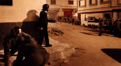 بالفيديو.. مواجهات ليلية بين قوات الأمن ومحتجين بمدينة إمزورن إستعملت فيها الحجارة