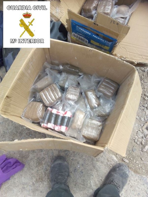 مليلية.. الحرس المدني الإسباني يوقف سيارة مزورة تحمل كمية مهمة من الحشيش مليلية.. الحرس المدني الإسباني يوقف سيارة مزورة تحمل كمية مهمة من الحشيش