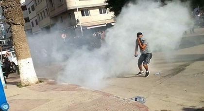 جمعيات حقوقية تتهم سلطات الأمن بالاستعمال العشوائي لغاز الكريموجين بالحسيمة جمعيات حقوقية تتهم سلطات الأمن بالاستعمال العشوائي لغاز الكريموجين بالحسيمة
