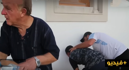 مسيرة الحسيمة.. مهاجر مغربي يتقيأ بسبب الغازات ويصرخ أنا جيت غير فاكنسي علاش تضربوني مسيرة الحسيمة.. مهاجر مغربي يتقيأ بسبب الغازات ويصرخ أنا جيت غير فاكنسي علاش تضربوني