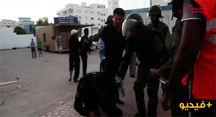 شاهدوا "دوخة" شرطي بعد إصابته بالغازات المسيلة للدموع شاهدوا "دوخة" شرطي بعد إصابته بالغازات المسيلة للدموع