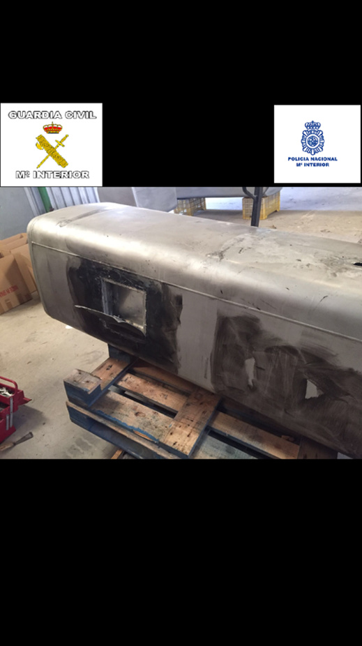 بالصور.. تفكيك شبكة لتهريب المخدرات داخل خزانات الوقود وإعتقال 9 متهمين بينهم 3 بمليلية بالصور.. تفكيك شبكة لتهريب المخدرات داخل خزانات الوقود وإعتقال 9 متهمين بينهم 3 بمليلية