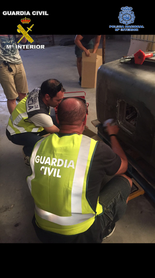 بالصور.. تفكيك شبكة لتهريب المخدرات داخل خزانات الوقود وإعتقال 9 متهمين بينهم 3 بمليلية بالصور.. تفكيك شبكة لتهريب المخدرات داخل خزانات الوقود وإعتقال 9 متهمين بينهم 3 بمليلية