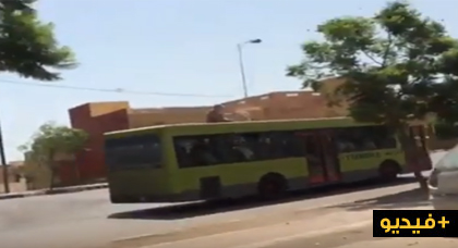 بالفيديو.. وأنت تسير في شوارع الناظور لا تستغرب إذا شاهدت مواطنا يركب فوق سطح الحافلة بالفيديو.. وأنت تسير في شوارع الناظور لا تستغرب إذا شاهدت مواطنا يركب فوق سطح الحافلة