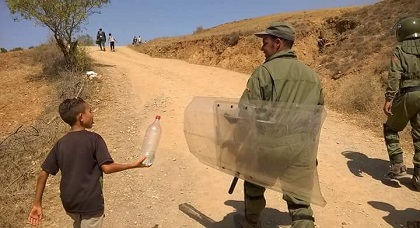 صور مثيرة لطفل يمد عنصرا أمنيا بقارورة ماء خلال مسيرة تماسينت تشد أنظار مرتادي الفايسبوك صور مثيرة لطفل يمد عنصرا أمنيا بقارورة ماء خلال مسيرة تماسينت تشد أنظار مرتادي الفايسبوك