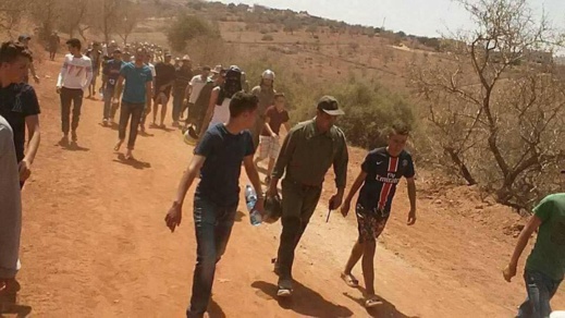 صور مثيرة لطفل يمد عنصرا أمنيا بقارورة ماء خلال مسيرة تماسينت تشد أنظار مرتادي الفايسبوك صور مثيرة لطفل يمد عنصرا أمنيا بقارورة ماء خلال مسيرة تماسينت تشد أنظار مرتادي الفايسبوك