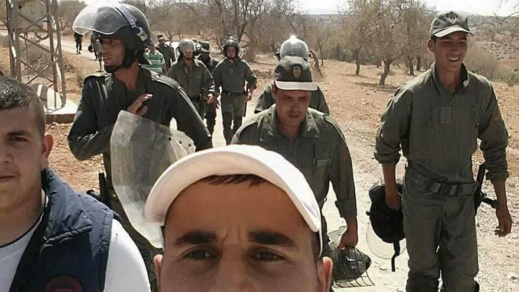 صور مثيرة لطفل يمد عنصرا أمنيا بقارورة ماء خلال مسيرة تماسينت تشد أنظار مرتادي الفايسبوك صور مثيرة لطفل يمد عنصرا أمنيا بقارورة ماء خلال مسيرة تماسينت تشد أنظار مرتادي الفايسبوك