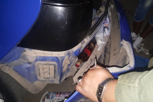 جمارك بني أنصار تحجز كمية مهمة من "الويسكي" والجعة في سيارة قادمة من مليلية جمارك بني أنصار تحجز كمية مهمة من "الويسكي" والجعة في سيارة قادمة من مليلية