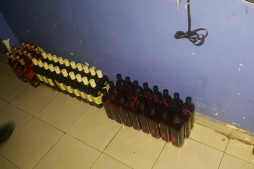 جمارك بني أنصار تحجز كمية مهمة من "الويسكي" والجعة في سيارة قادمة من مليلية جمارك بني أنصار تحجز كمية مهمة من "الويسكي" والجعة في سيارة قادمة من مليلية