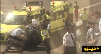 بالفيديو.. عناصر الأمن تنزل مسافرا مغربيا بالقوة من سلم طائرة كانت تهم بالإقلاع بالفيديو.. عناصر الأمن تنزل مسافرا مغربيا بالقوة من سلم طائرة كانت تهم بالإقلاع