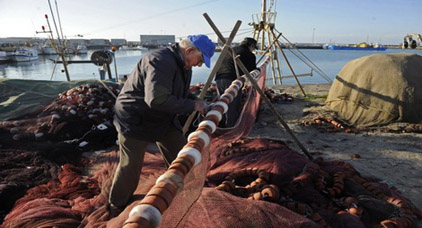 وزارتي الصحة والصيد البحري تنظمان حملة طبية لفائدة الصيادين بميناء الحسيمة