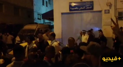 بعد خطاب العرش.. الساكنة تخرج لإستقبال المفرج عنهم أمام سجن الحسيمة بعد خطاب العرش.. الساكنة تخرج لإستقبال المفرج عنهم أمام سجن الحسيمة