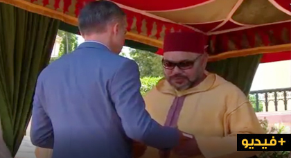 شاهدوا الملك يتلقى كتابا حول عبد الكريم الخطابي كهدية شاهدوا الملك يتلقى كتابا حول عبد الكريم الخطابي كهدية