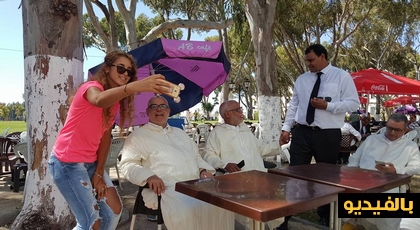 بن كيران سوبير ستار.. مواطنون يلتقطون الصور مع رئيس الحكومة السابق في مقهى شعبي بطنجة بن كيران سوبير ستار.. مواطنون يلتقطون الصور مع رئيس الحكومة السابق في مقهى شعبي بطنجة