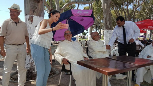 بن كيران سوبير ستار.. مواطنون يلتقطون الصور مع رئيس الحكومة السابق في مقهى شعبي بطنجة بن كيران سوبير ستار.. مواطنون يلتقطون الصور مع رئيس الحكومة السابق في مقهى شعبي بطنجة