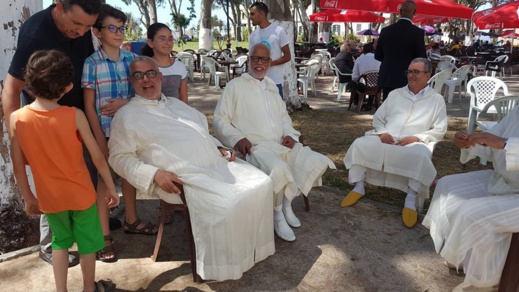 بن كيران سوبير ستار.. مواطنون يلتقطون الصور مع رئيس الحكومة السابق في مقهى شعبي بطنجة بن كيران سوبير ستار.. مواطنون يلتقطون الصور مع رئيس الحكومة السابق في مقهى شعبي بطنجة