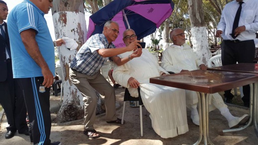 بن كيران سوبير ستار.. مواطنون يلتقطون الصور مع رئيس الحكومة السابق في مقهى شعبي بطنجة بن كيران سوبير ستار.. مواطنون يلتقطون الصور مع رئيس الحكومة السابق في مقهى شعبي بطنجة