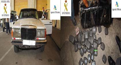 بالصور.. العثور على كمية مهمة من "الحشيش" داخل سيارة نفعية بمعبر بني نصار